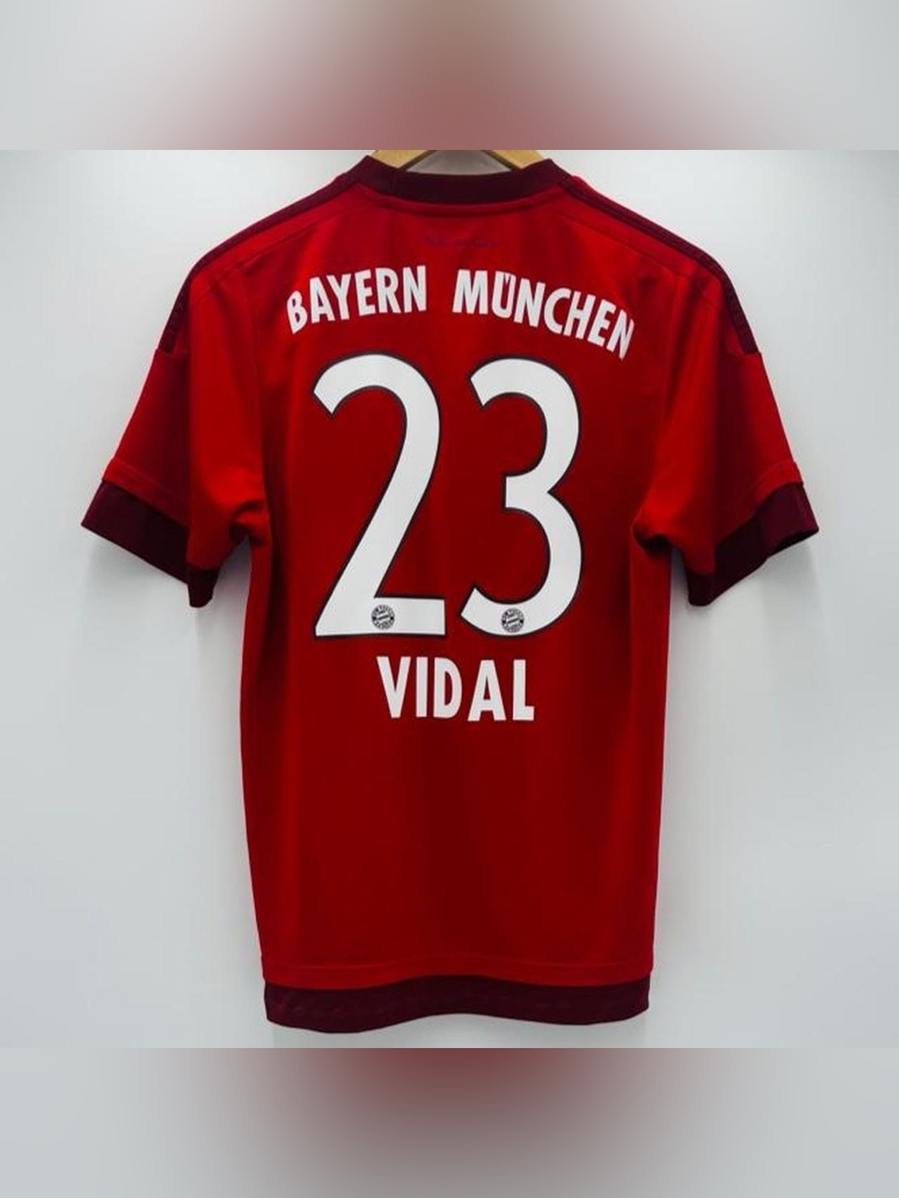 Bayern Munich Arturo Vidal 2015 16 home
Bundesliga jersey